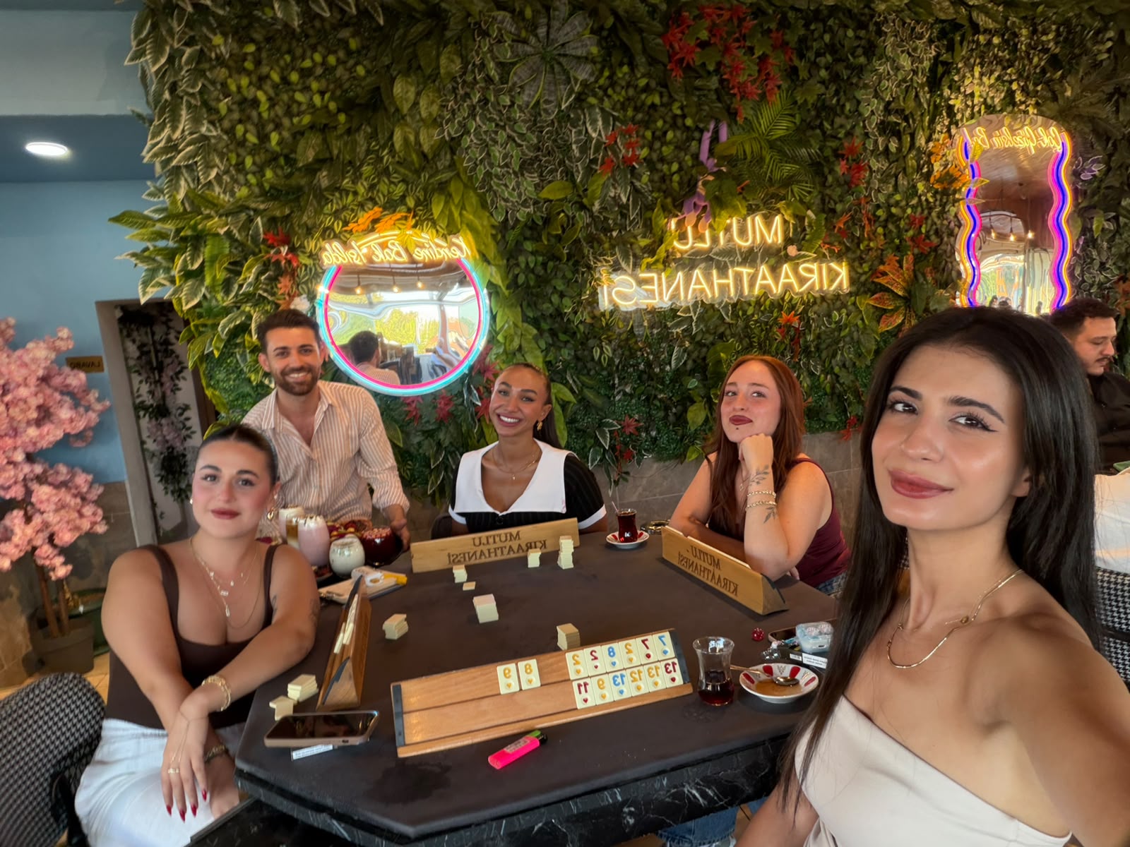 Mutlu Kıraathanesi Okey Keyfi
